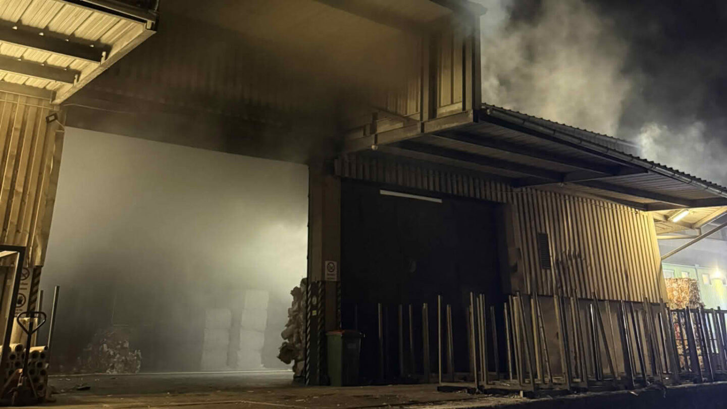 Brand in Lagerhalle eines Papierrecyclingunternehmens