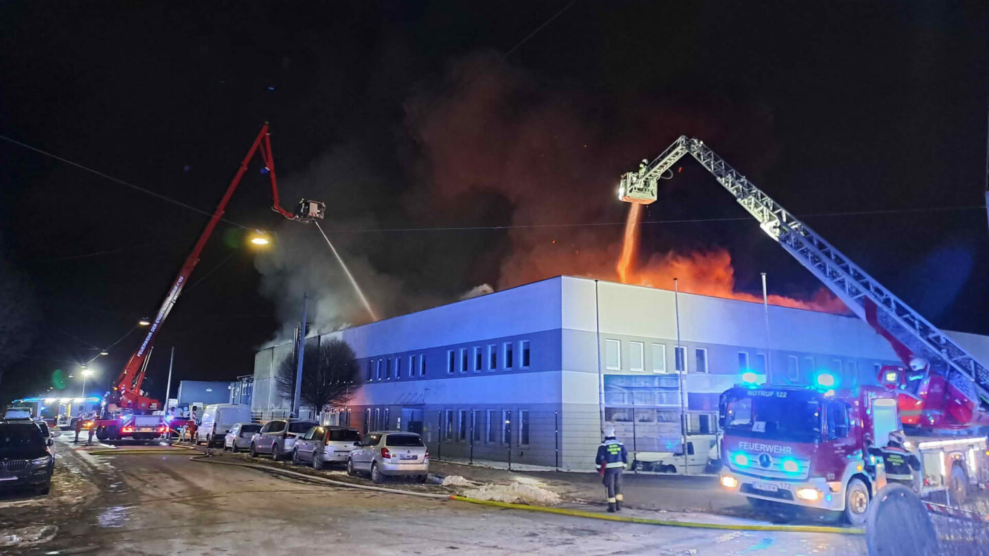 Großbrand in Wiener Gewerbebetrieb