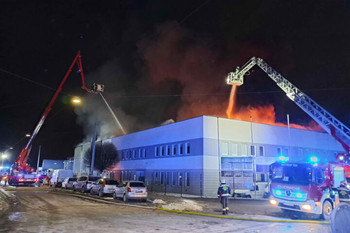 BF Wien: Großbrand in Wiener Gewerbebetrieb