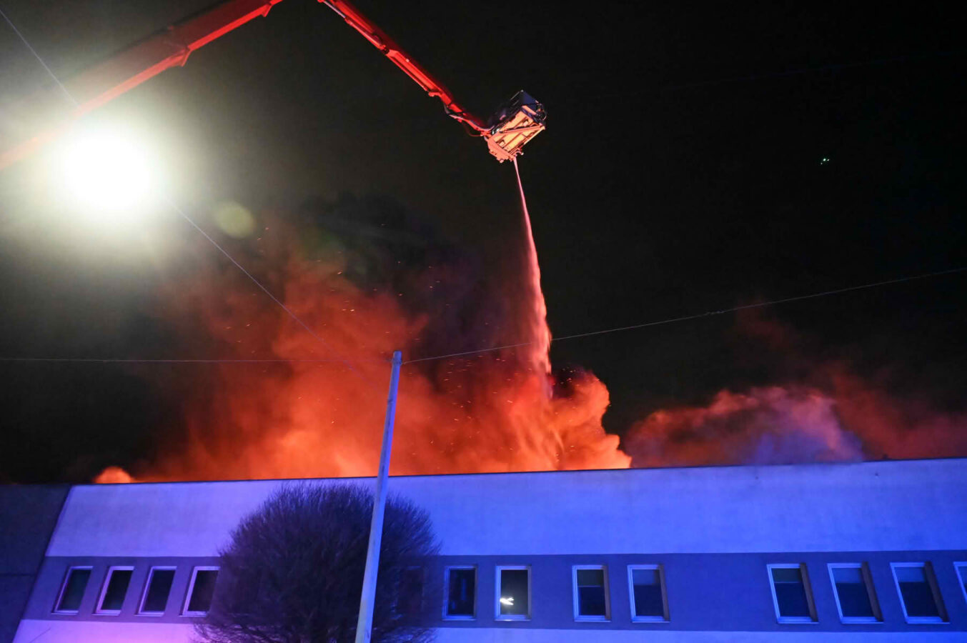 Großbrand in Wiener Gewerbebetrieb