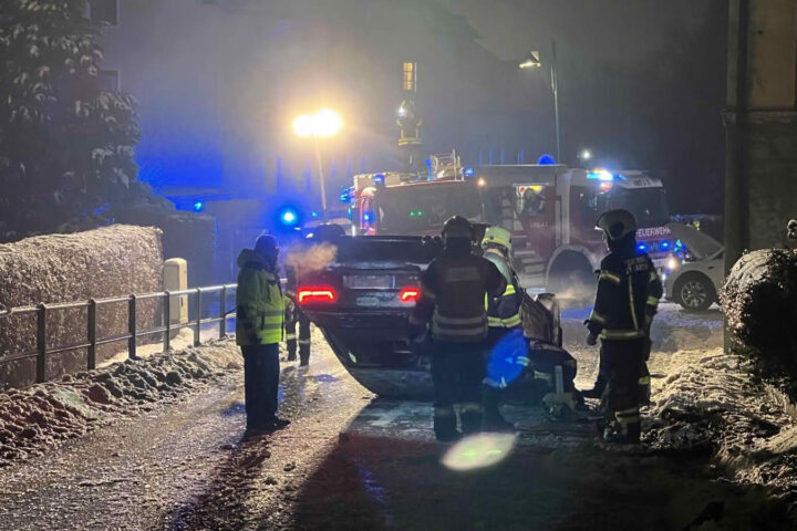 FF Ort im Innkreis: Personenrettung Verkehrsunfall PKW im Ortsgebiet St. Martin