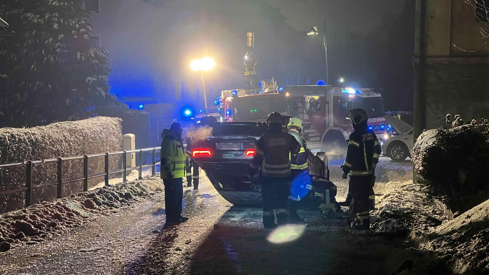 FF Ort im Innkreis: Personenrettung Verkehrsunfall PKW im Ortsgebiet St. Martin