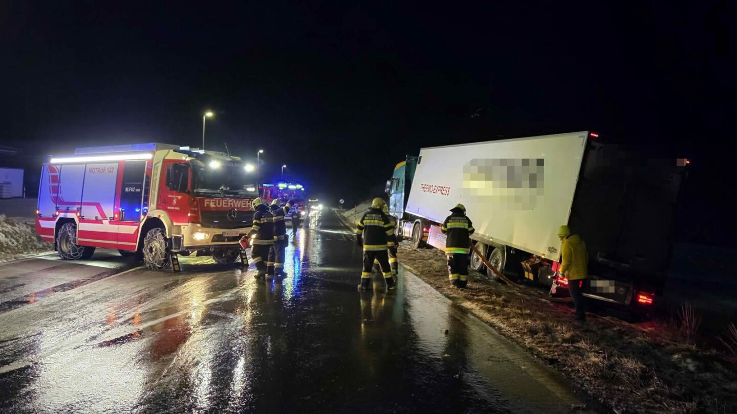 Verkehrsunfall zwischen Sattelzug und Transporter