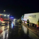 FF Krumbach: Verkehrsunfall zwischen Sattelzug und Transporter