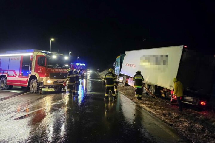 FF Krumbach: Verkehrsunfall zwischen Sattelzug und Transporter