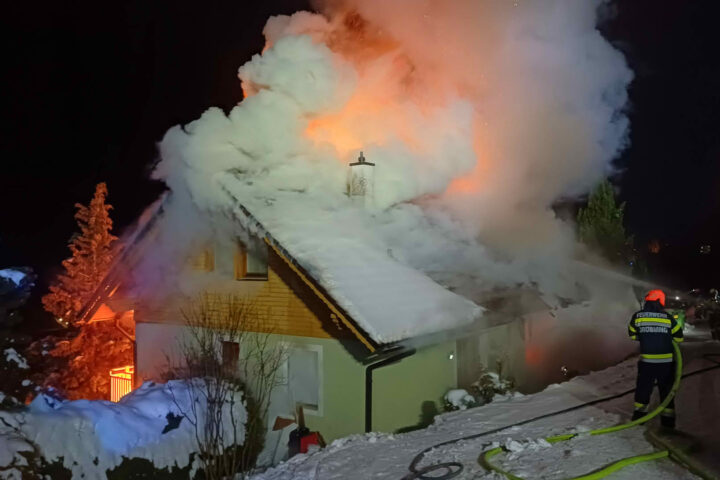 BFV Liezen: Wohnhausbrand in Gröbming fordert einen Verletzten