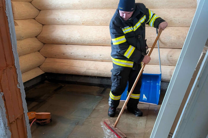 FW Perneck: Gebrochene Wasserleitung setzt Haus unter Wasser