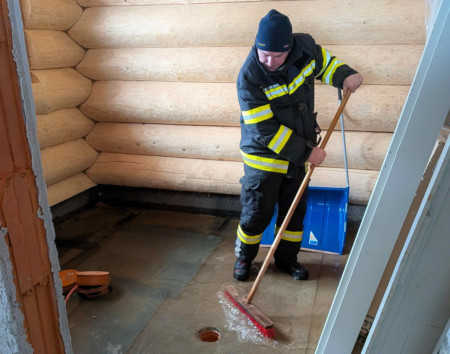 FW Perneck: Gebrochene Wasserleitung setzt Haus unter Wasser