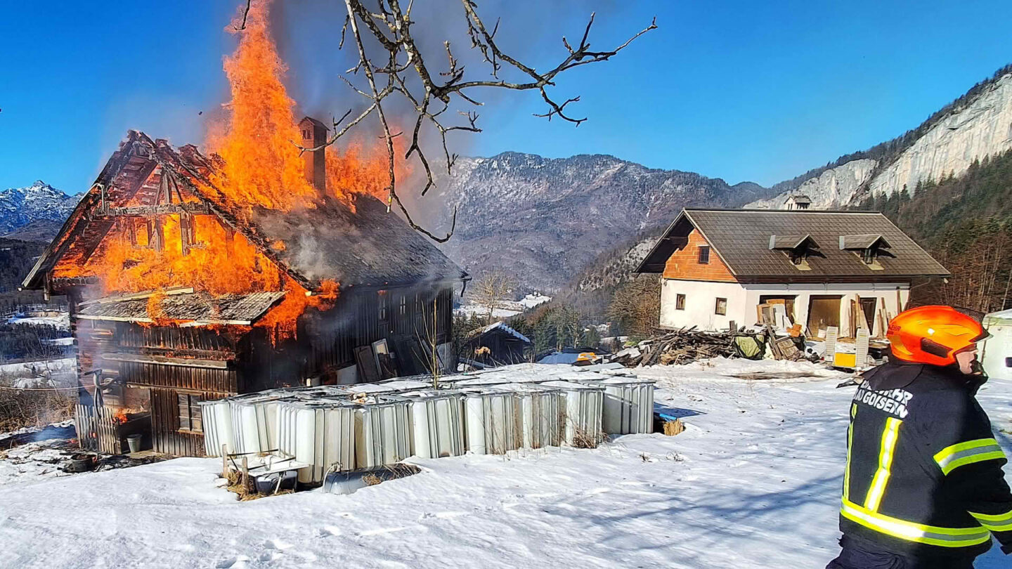 Großbrand hoch über dem Goiserertal