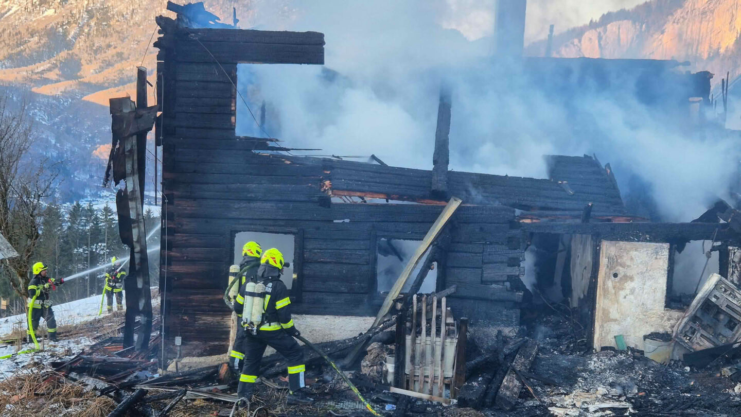 Großbrand hoch über dem Goiserertal