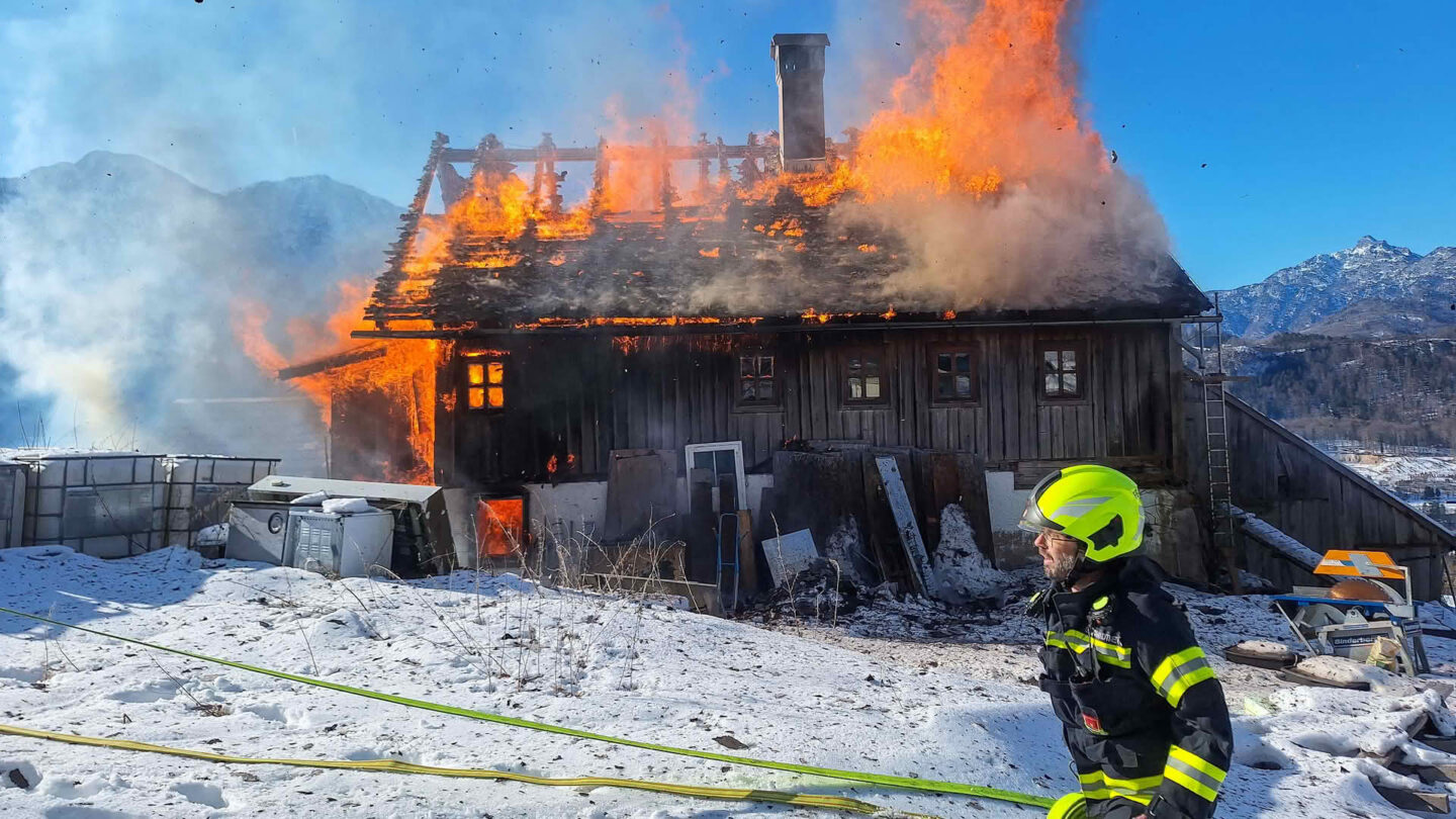 Großbrand hoch über dem Goiserertal