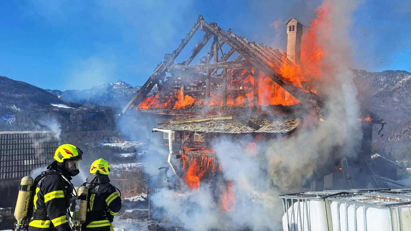 Großbrand hoch über dem Goiserertal