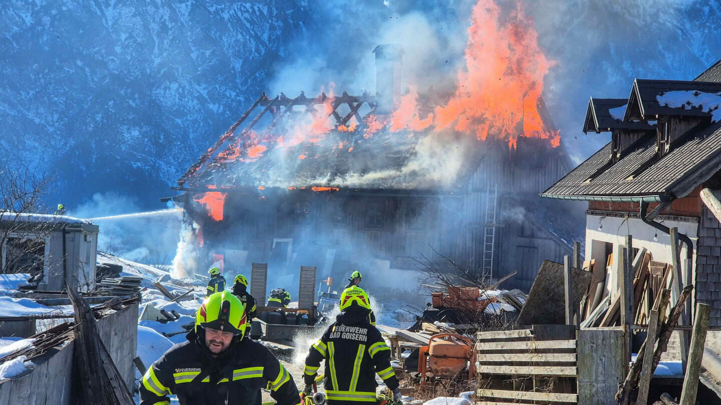 Großbrand hoch über dem Goiserertal