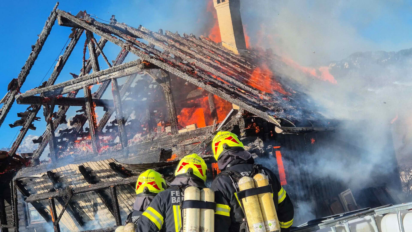 Großbrand hoch über dem Goiserertal