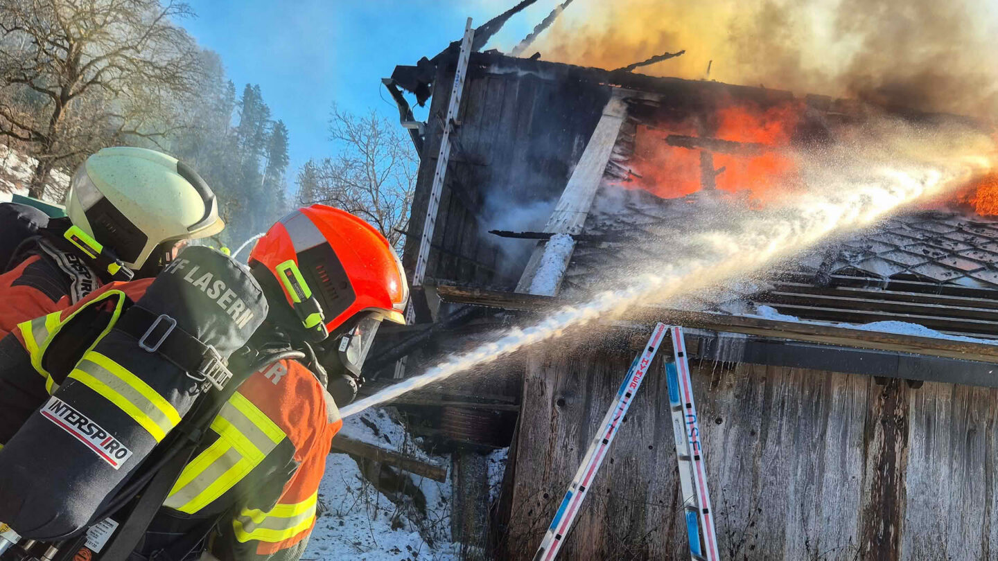 Großbrand hoch über dem Goiserertal