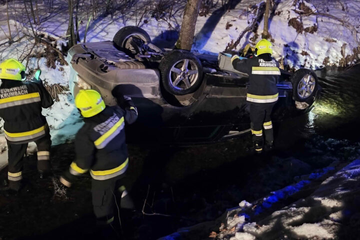 FF Krumbach: Fahrzeugbergung aus dem Tiefenbach