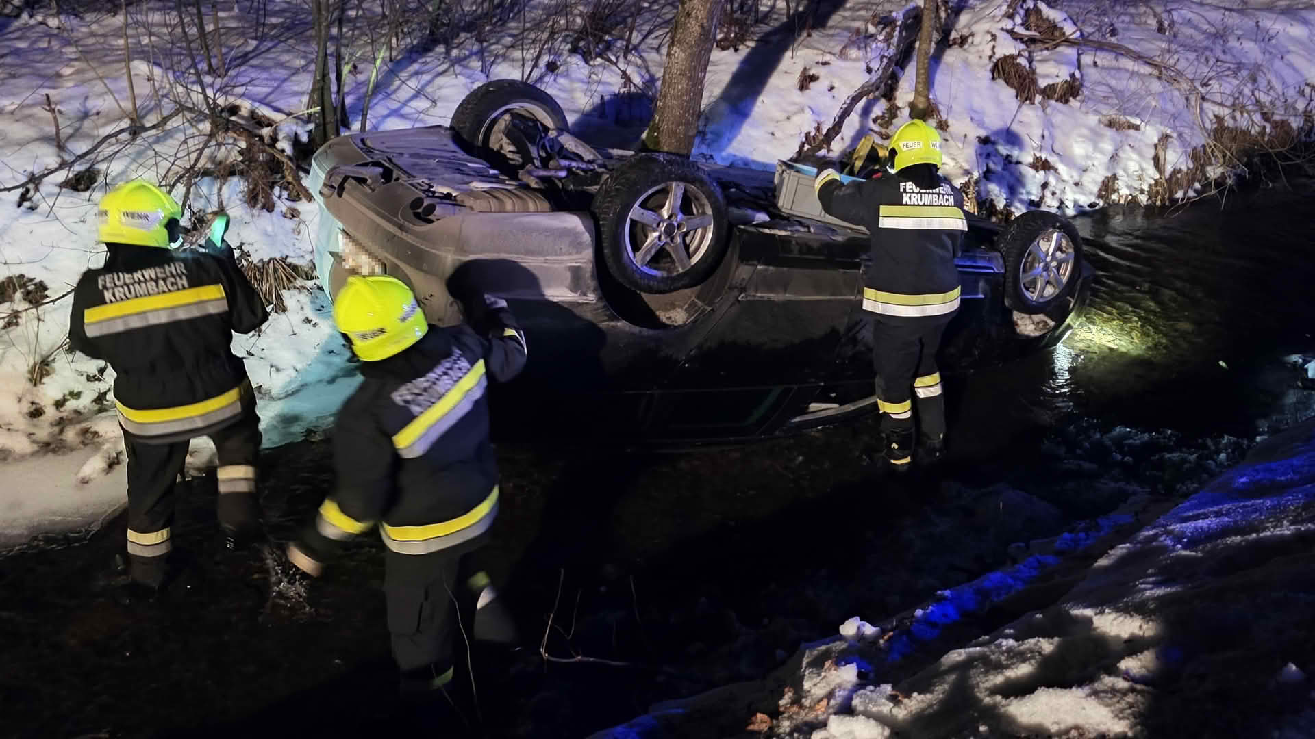 FF Krumbach: Fahrzeugbergung aus dem Tiefenbach