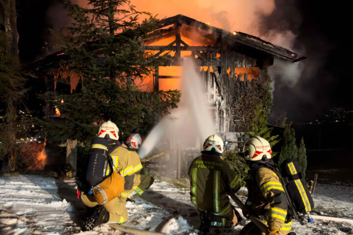 BFV Schwaz: Ferienhütte in Hart im Zillertal in Vollbrand