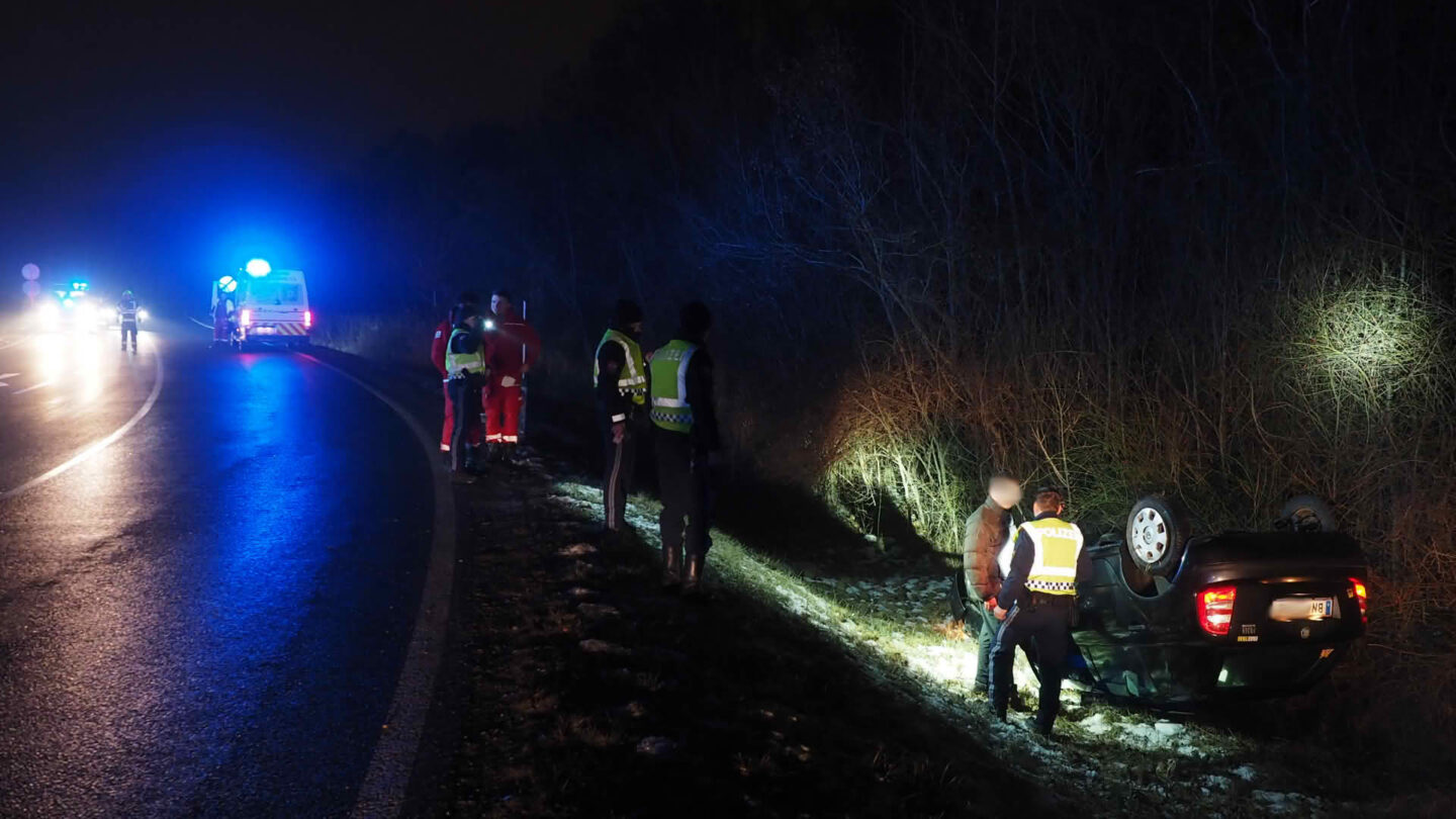 PKW schleuderte, überschlug sich in Straßengraben