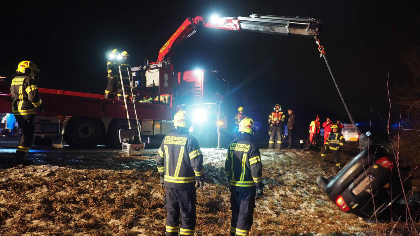 PKW schleuderte, überschlug sich in Straßengraben