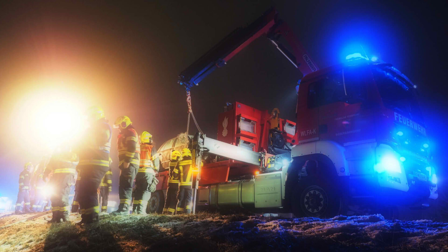 PKW schleuderte, überschlug sich in Straßengraben