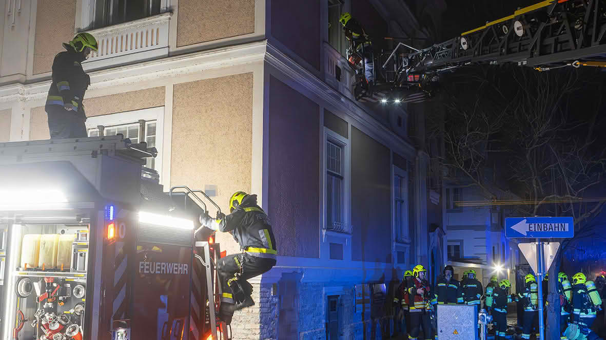 Abendlicher Brandeinsatz fordert mehrere Feuerwachen