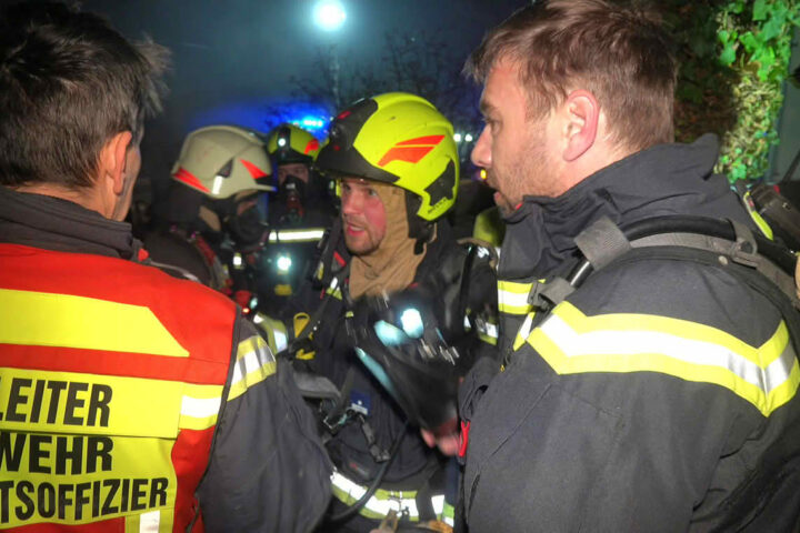 BFKDO Baden: Feuerwehr rettet Frau aus Brandwohnung