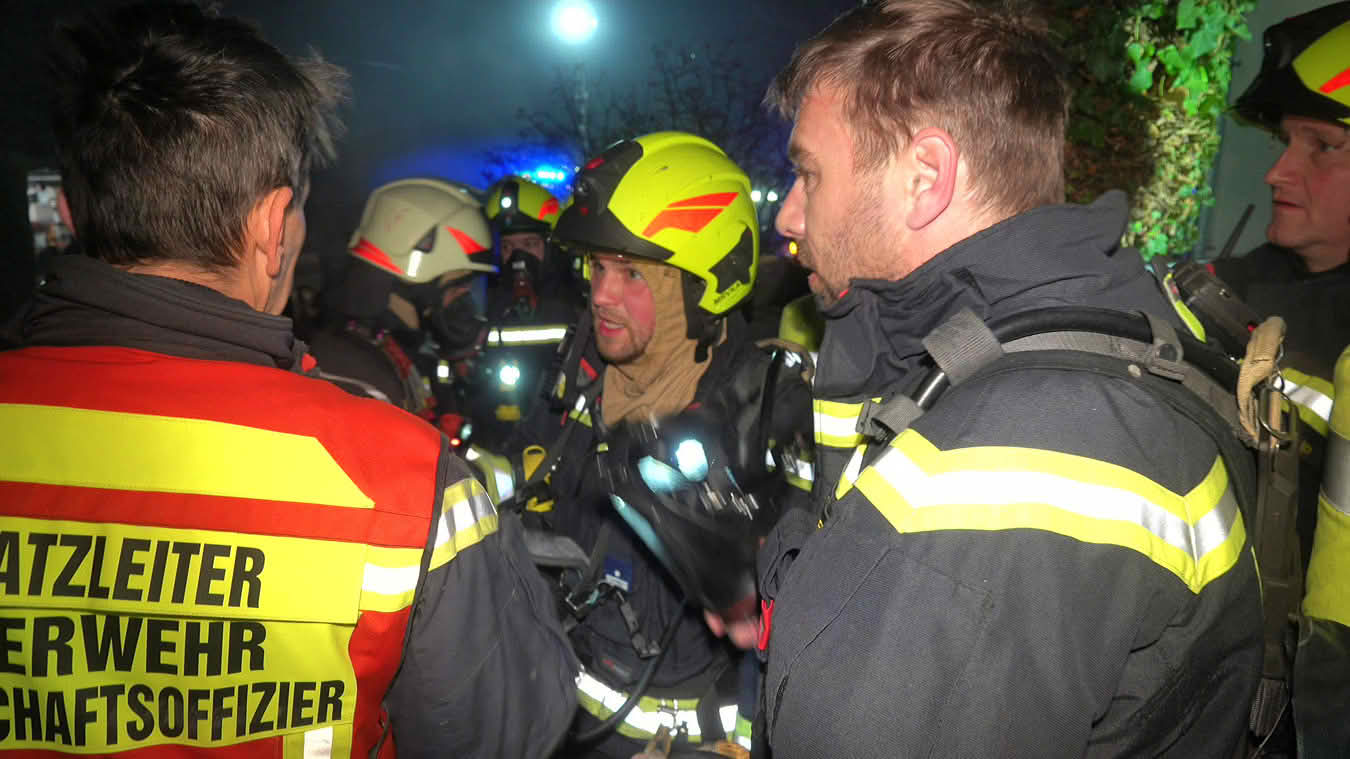 BFKDO Baden: Feuerwehr rettet Frau aus Brandwohnung