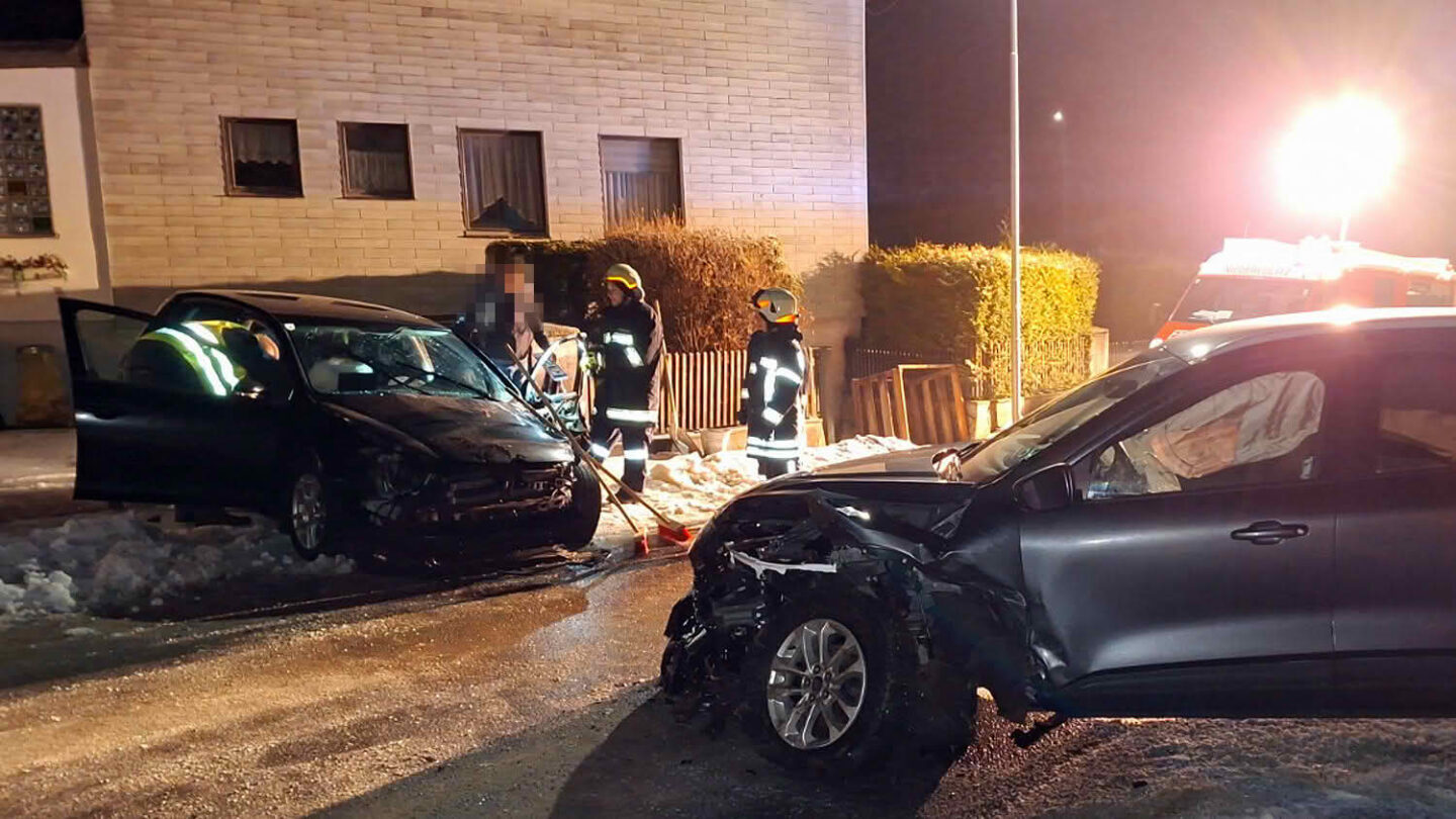 Zwei Verletzte nach Frontalcrash in Niederedlitz