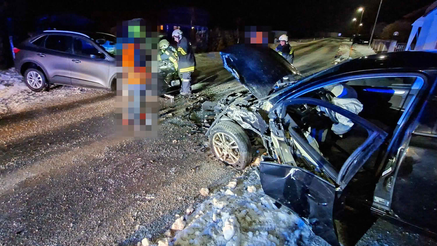 Zwei Verletzte nach Frontalcrash in Niederedlitz