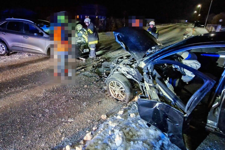 BFK Waidhofen/Thaya: Zwei Verletzte nach Frontalcrash in Niederedlitz