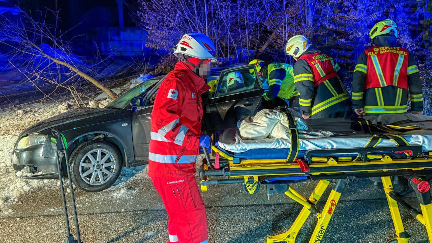 PKW kommt von Straße ab – Beifahrer gerettet