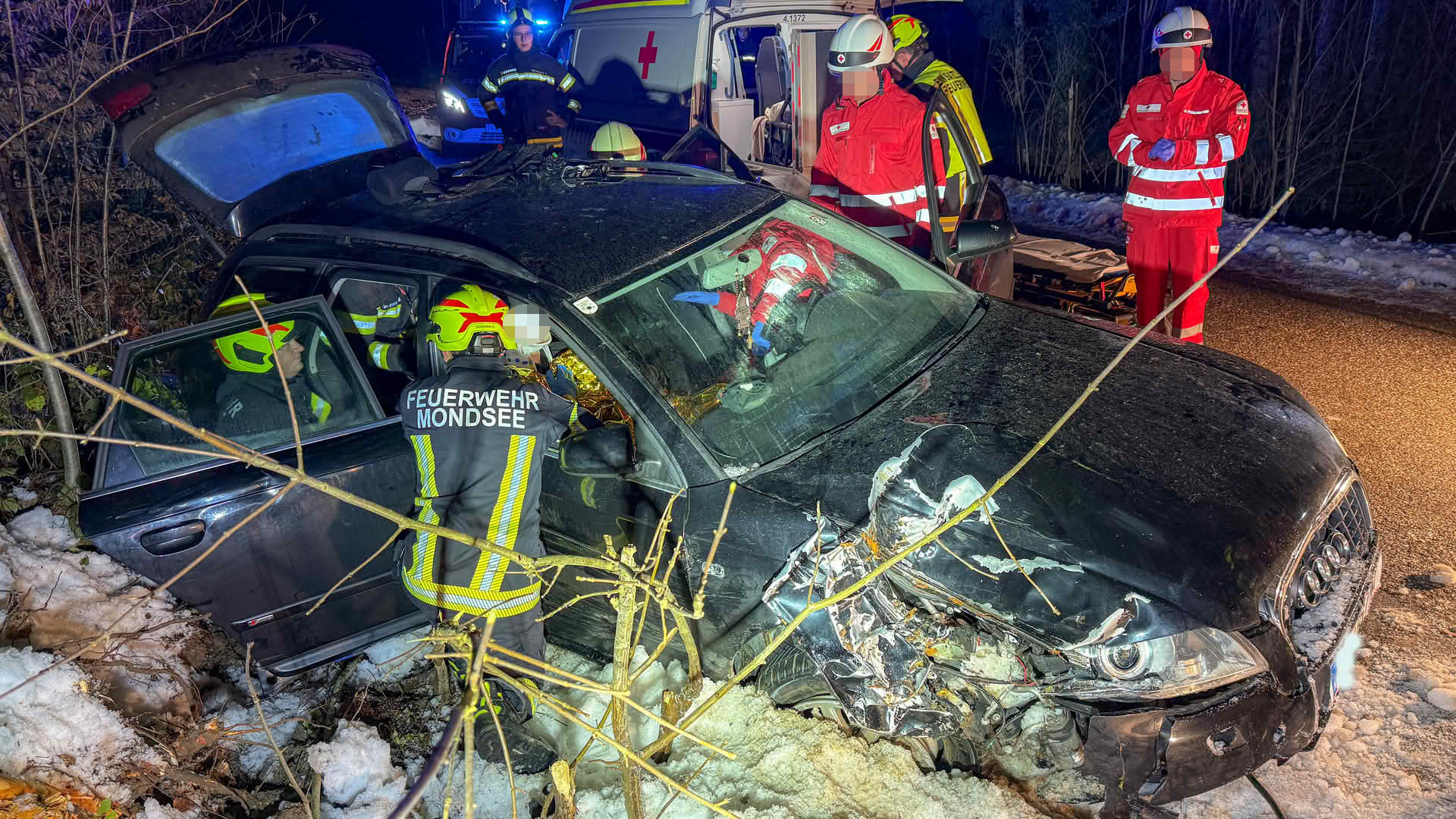 AFK Mondsee: PKW kommt von Straße ab – Beifahrer gerettet