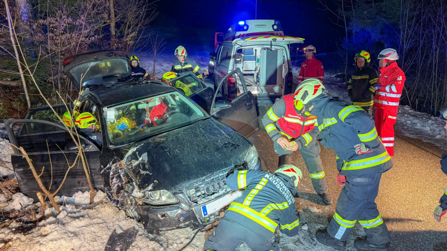 PKW kommt von Straße ab – Beifahrer gerettet