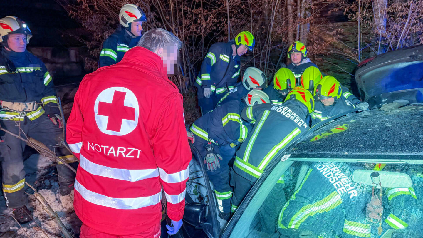 PKW kommt von Straße ab – Beifahrer gerettet