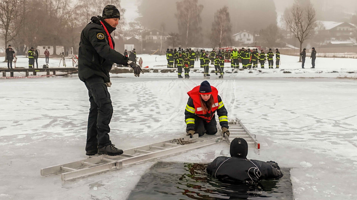 Realistische Eisrettungsübung
