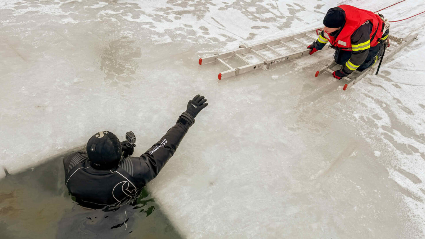 Realistische Eisrettungsübung