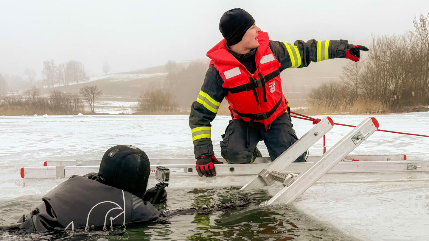 Realistische Eisrettungsübung