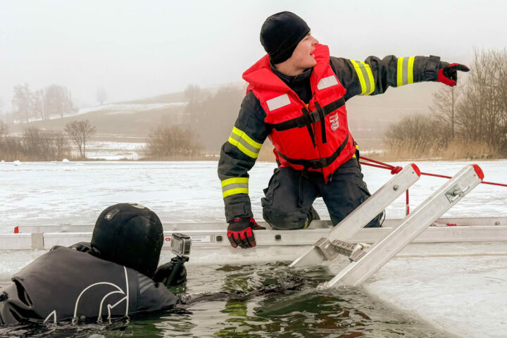AFK Mondsee: Feuerwehren, Polizei, Feuerwehrtaucher und Drohnen bei Eisrettungsübung