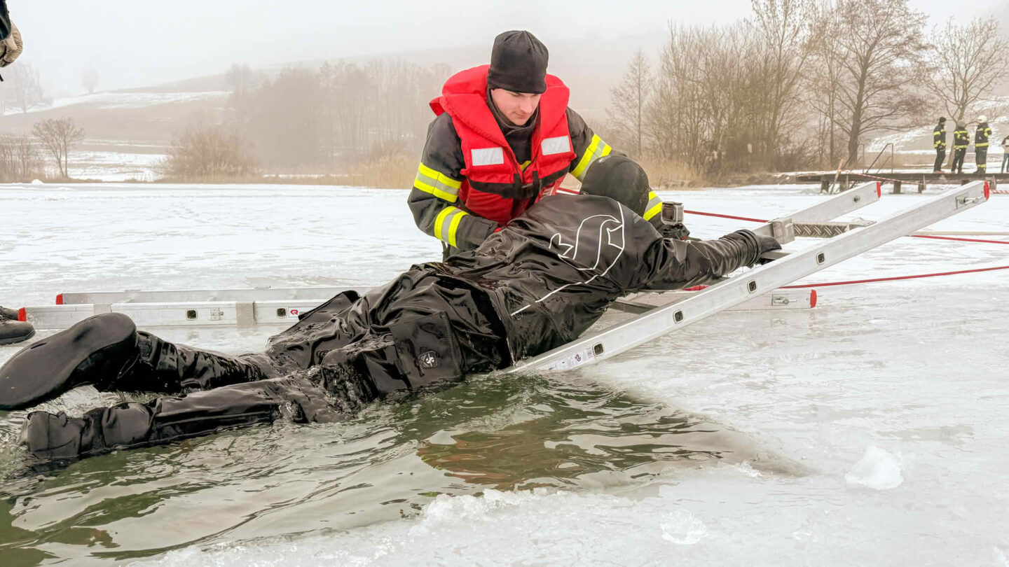 Realistische Eisrettungsübung