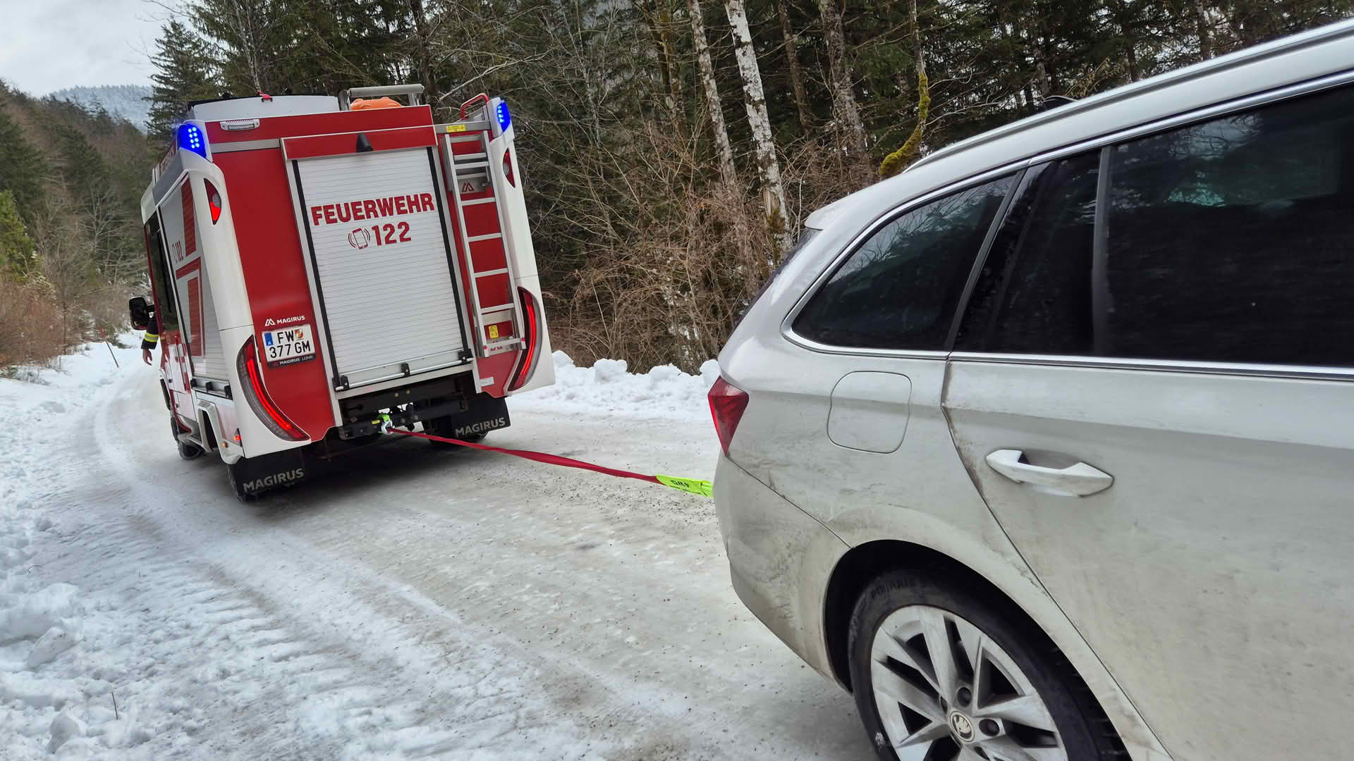 FW Rettenbach: Fahrzeugbergung Rettenbachalmstraße