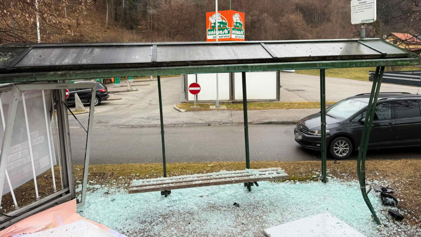 Transporter gegen Bushaltestelle