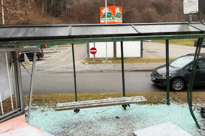 FF Kapfenberg-Diemlach: Transporter gegen Bushaltestelle