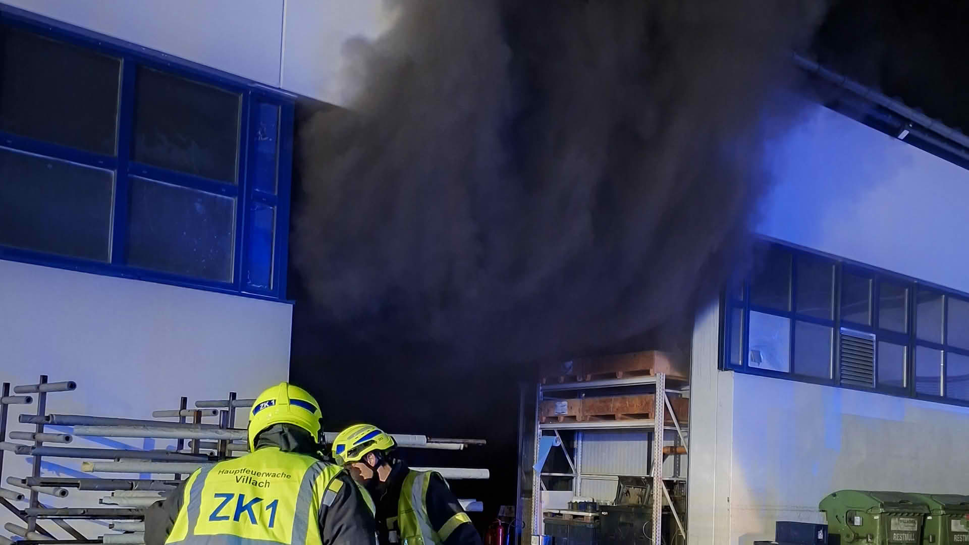 HFW Villach: Großbrand in Lackierbox eines Industriebetriebes