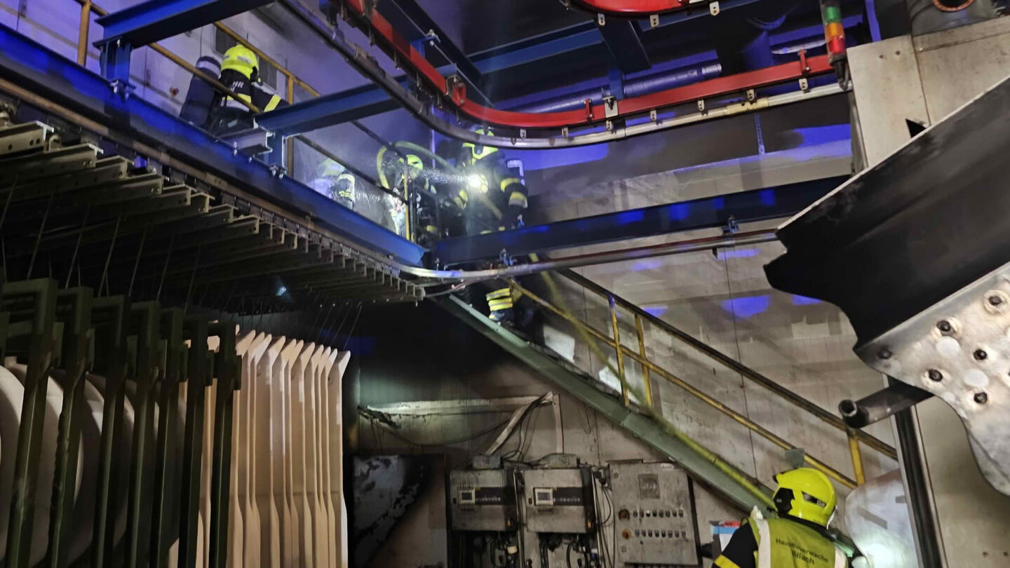 Großbrand in Lackierbox eines Industriebetriebes