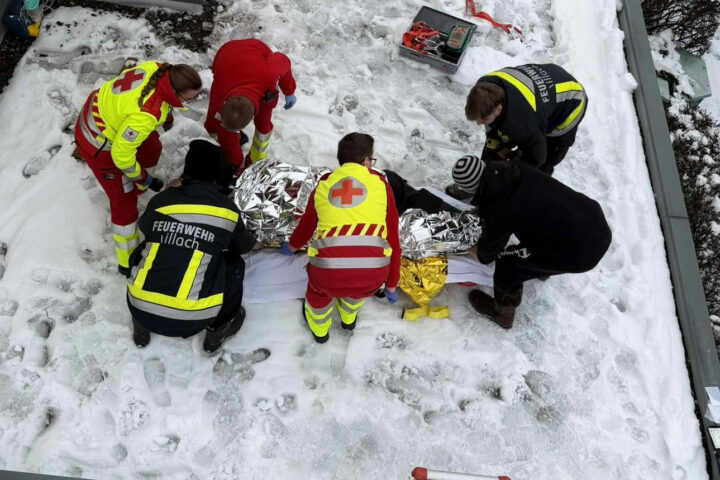 HFW Villach: Personenrettung nach Sturz von Hausdach