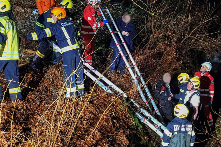FF Bad Goisern: Nächtliche Personenrettung aus Bach