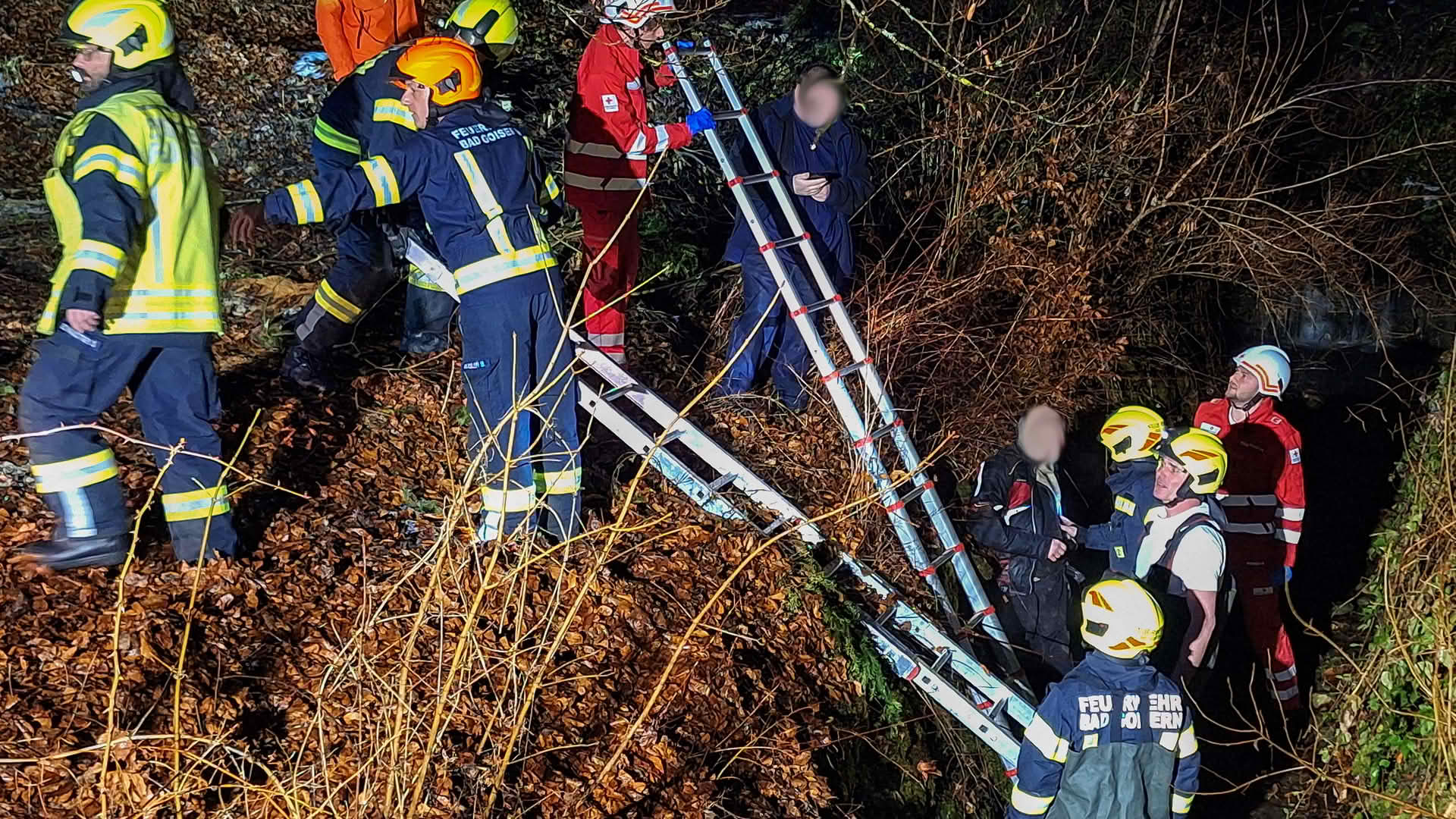 FF Bad Goisern: Nächtliche Personenrettung aus Bach