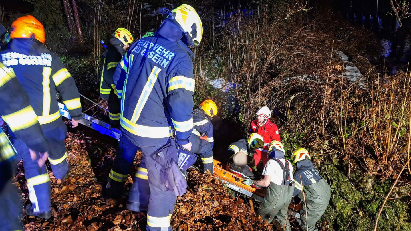 Personenrettung aus Bach