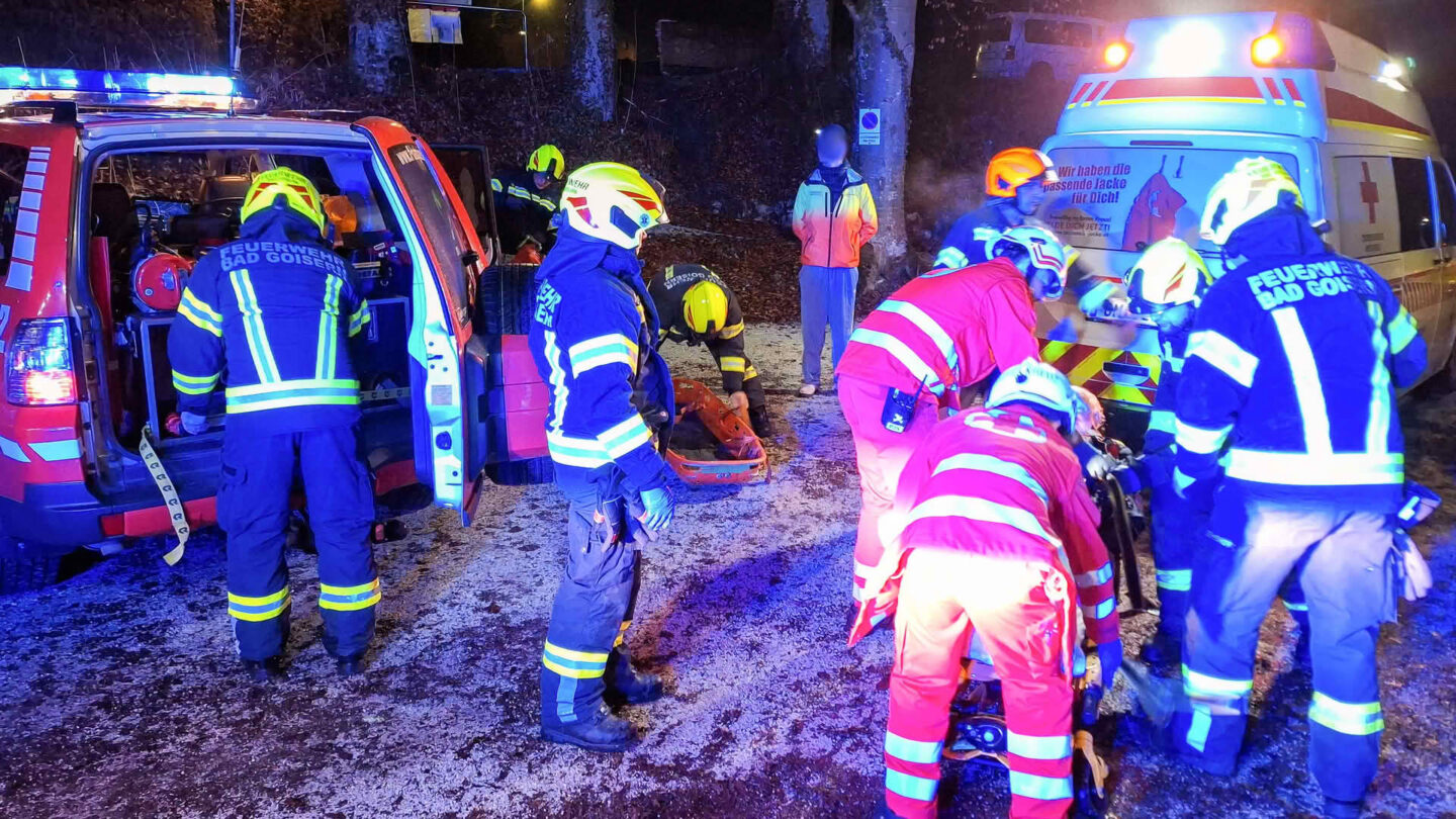Personenrettung aus Bach